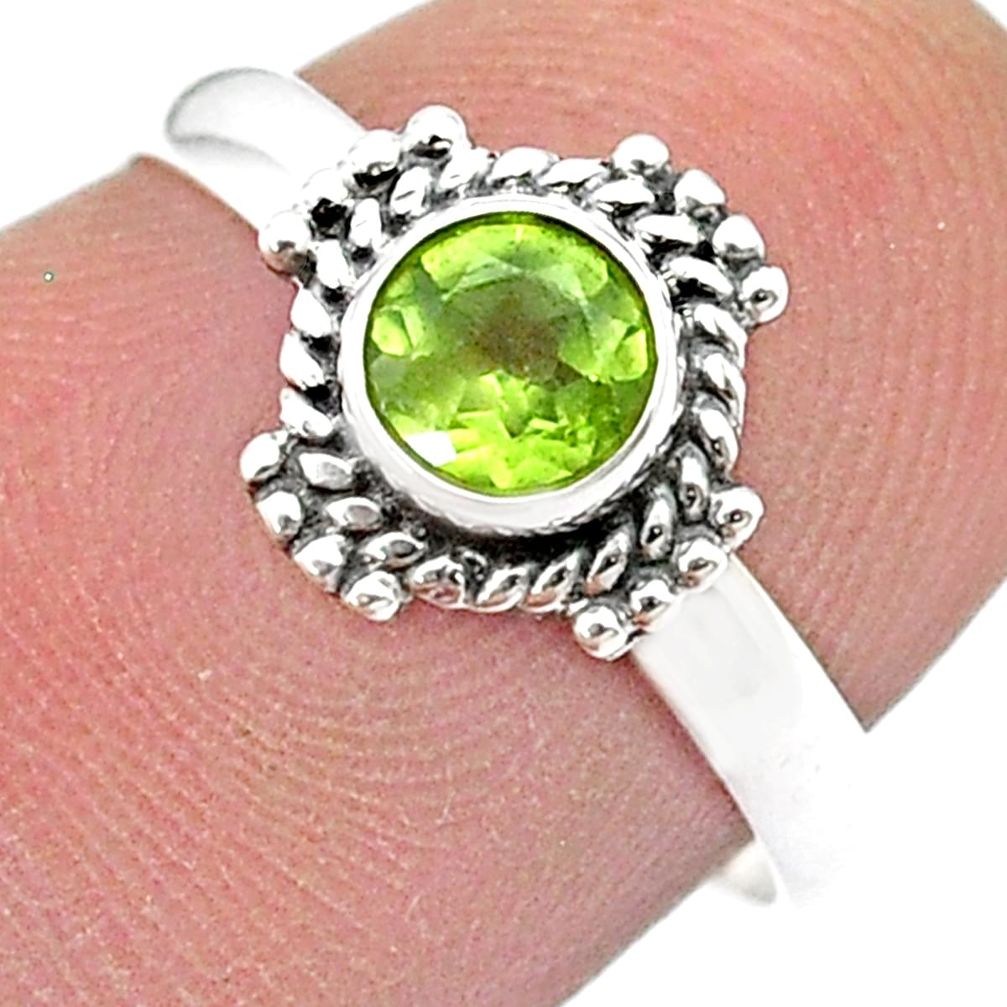 0.84cts faceted natural green peridot round 925 silver ring size 7 u51545